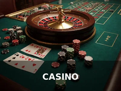 Hình ảnh sảnh casino trực tuyến 8XBET với bàn baccarat, roulette và blackjack sống động